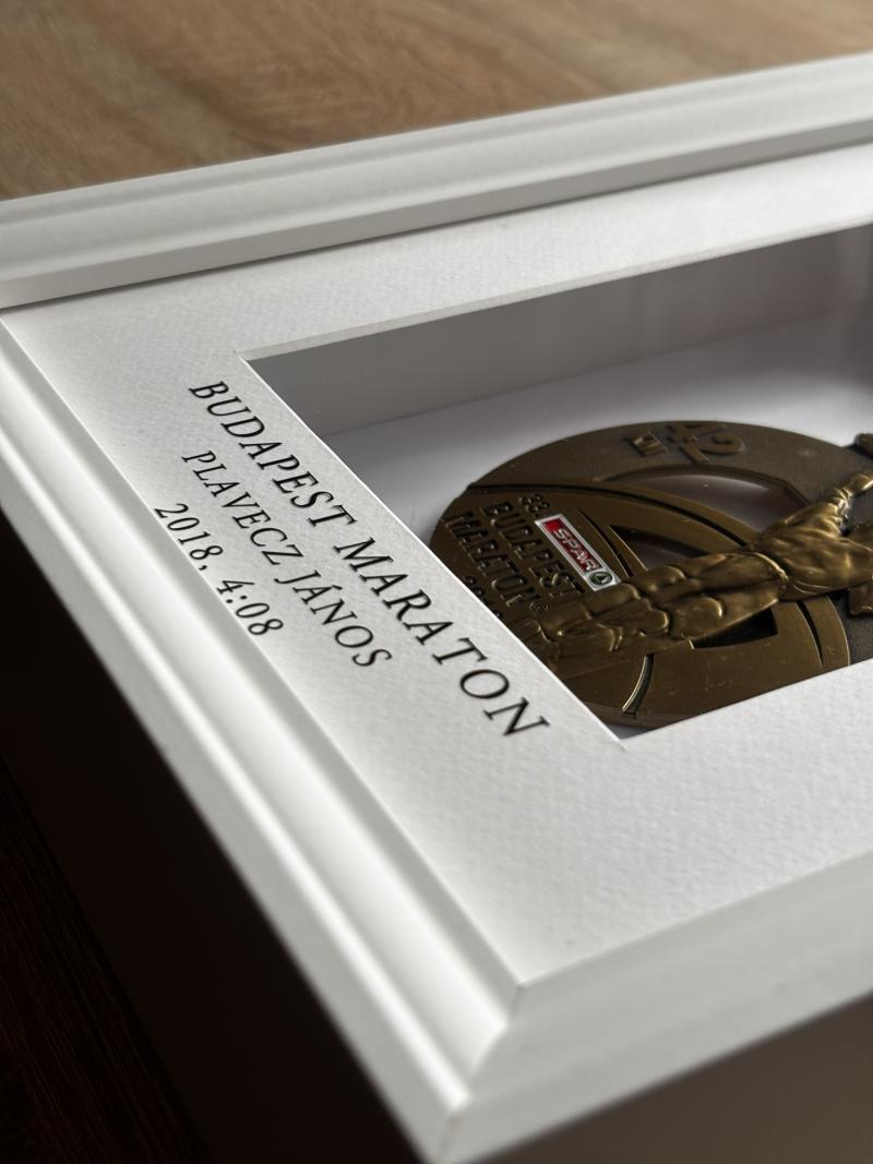 Éremaura – fehér keret, fehér háttér